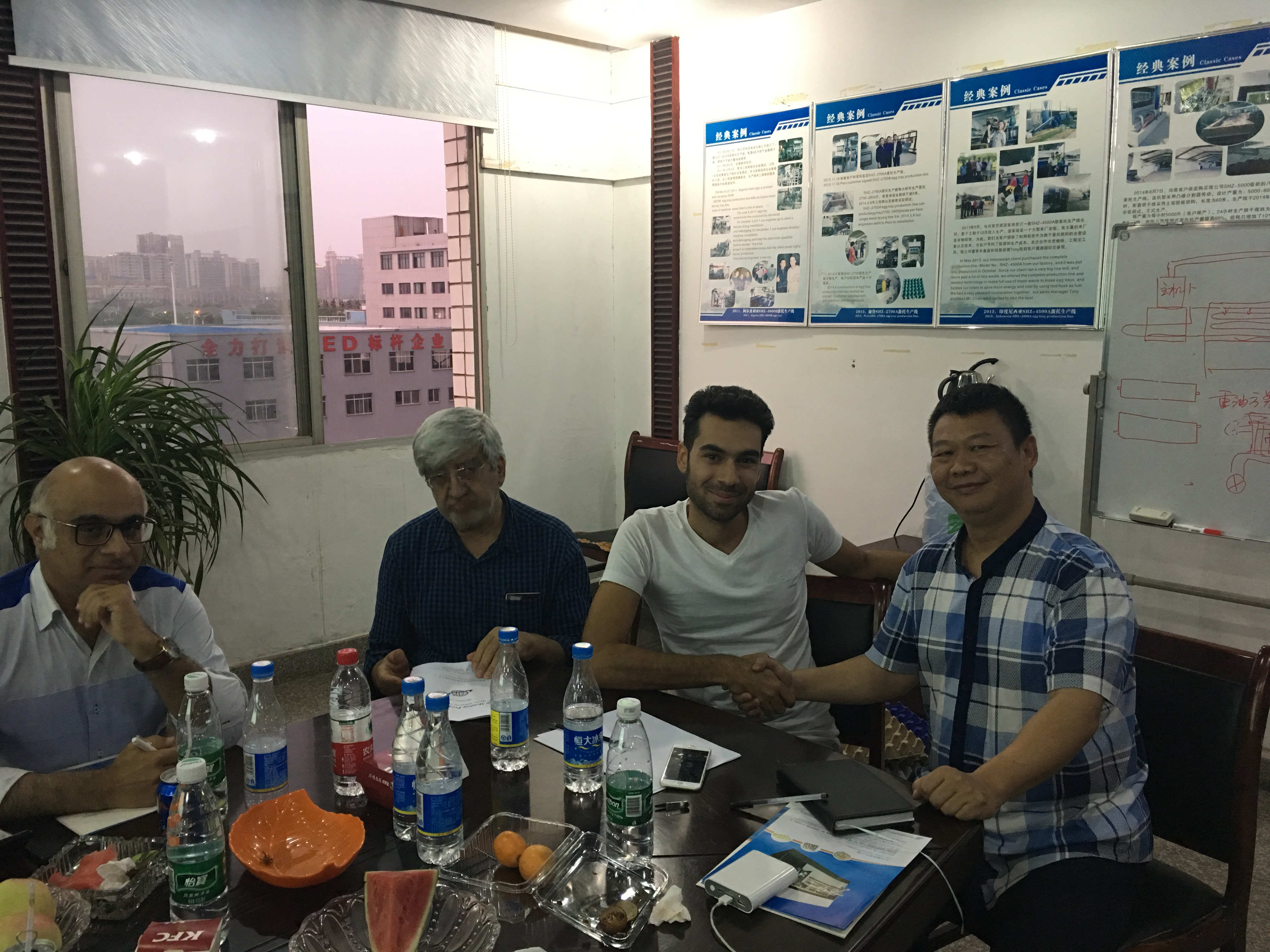 伊朗6000型蛋托生產(chǎn)設(shè)備客戶(hù)簽約現(xiàn)場(chǎng)